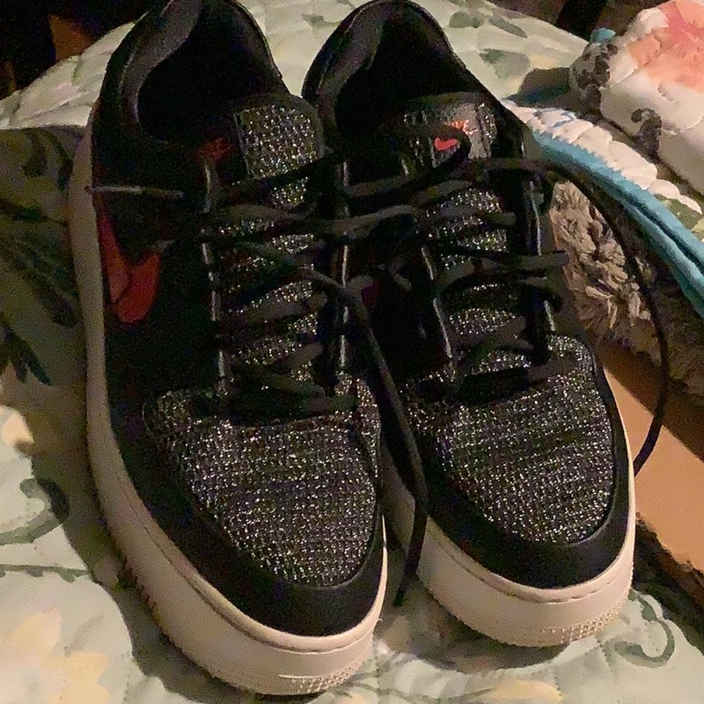 Nike Black Knit Low-Top Sneakers with Red Swoosh